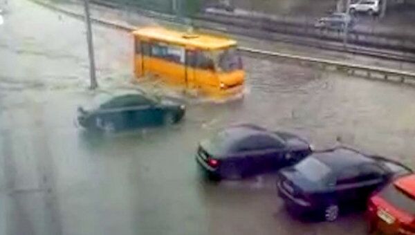 Машины плавали по окна в воде на улицах Киева 