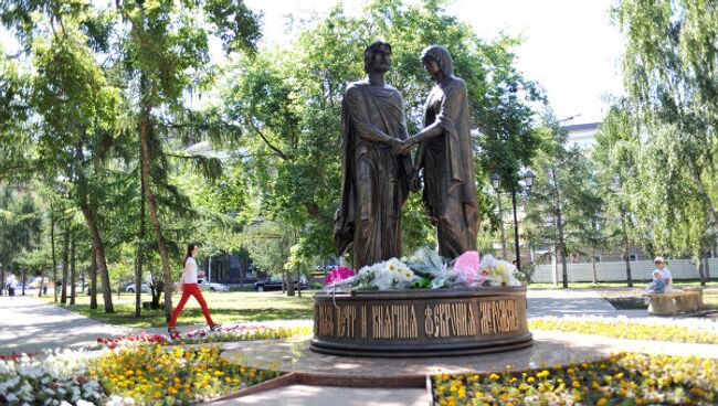 Открытие памятника Святым благоверным Петру и Февронии Муромским в Омске. Архив