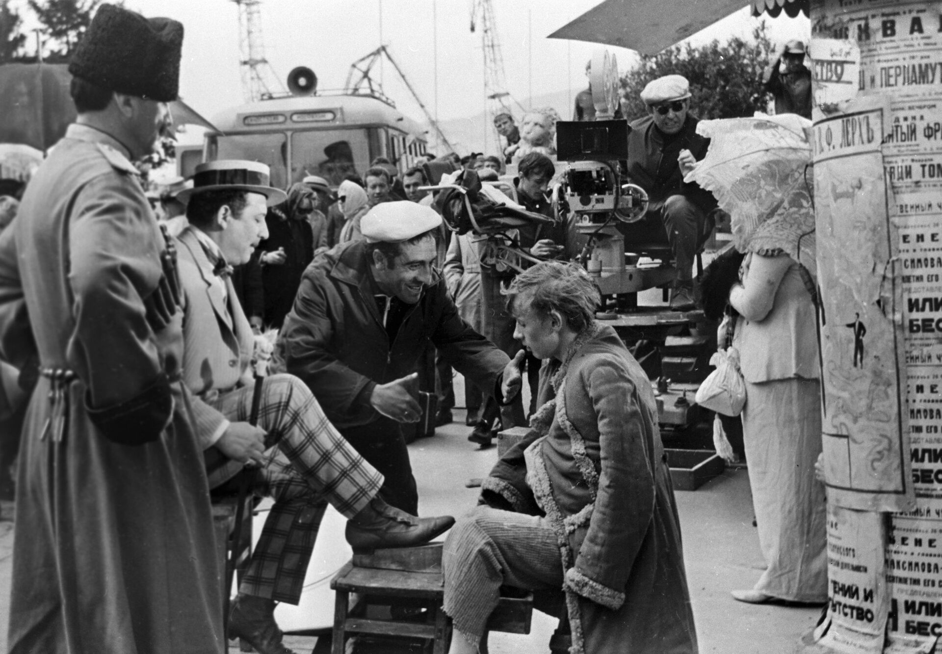 Режиссер Эдмон Кеосаян (в центре) актеры Борис Сичкин (второй слева) и Виктро Косых ( справа) на съемках фильма Новые приключения неуловимых. Режиссер Эдмон Кеосаян (в центре) актеры Борис Сичкин (второй слева) и Виктро Косых ( справа) на съемках фильма Новые приключения неуловимых. - РИА Новости, 1920, 26.09.2025