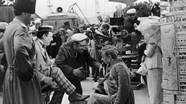 Режиссер Эдмон Кеосаян (в центре) актеры Борис Сичкин (второй слева) и Виктро Косых ( справа) на съемках фильма Новые приключения неуловимых.