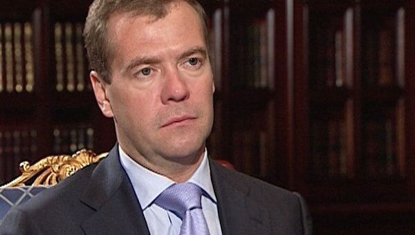 Медведев призвал регионы и работодателей стимулировать рождаемость в РФ