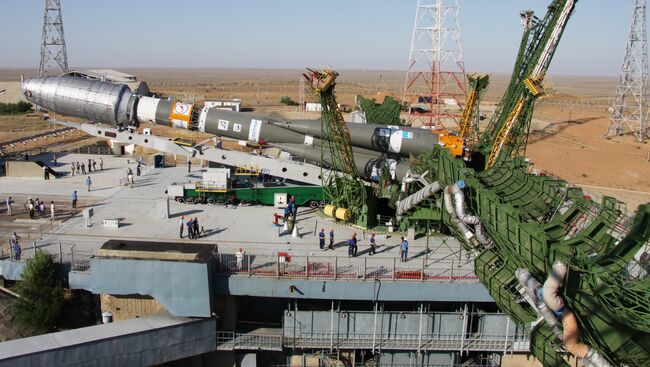 Вывоз ракеты Союз-2.1а на стартовый комплекс Байконура. Архив