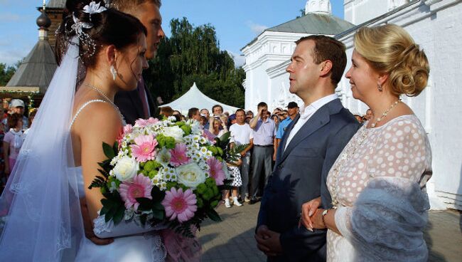 Д.Медведев и С.Медведева беседуют с молодоженами