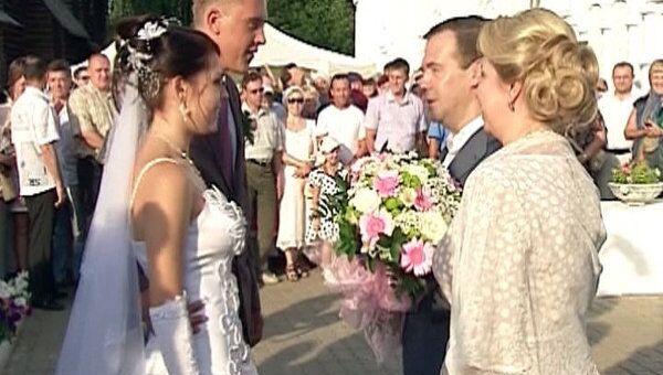 Муромских молодоженов в День семьи поздравили Дмитрий и Светлана Медведевы