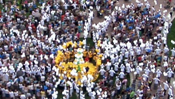 Ромашку из 1500 шариков запустили в небо над столицей в День семьи