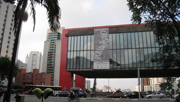 Музей искусства Сан-Паулу на проспекте Паулиста - традиционное место проведение демонстраций и шествий