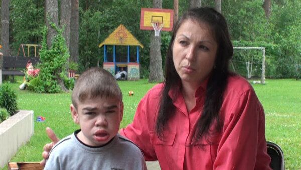 Петербурженка подала в суд на чиновников за отказ в лечении ее сына-инвалида
