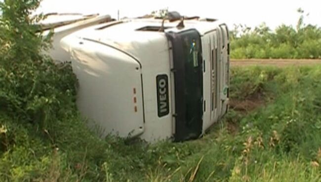 В Самарской области фура опрокинулась в кювет из-за скользкой дороги