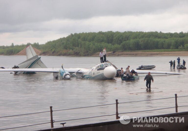 Самолет Ан-24 совершил аварийную посадку в Томской области