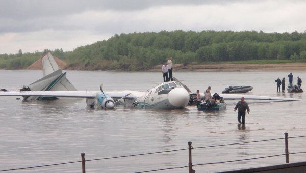 Самолет Ан-24 совершил аварийную посадку в Томской области. Архив