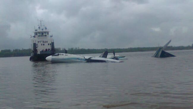 Аварийная посадка самолета Ан-24 на Оби