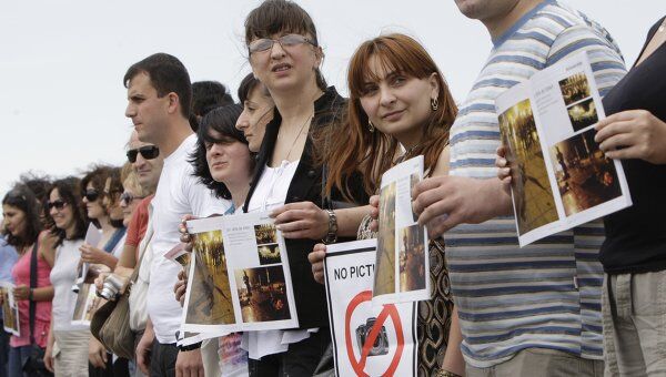 Акция протеста у здания МВД в Тбилиси в знак поддержки с задержанными по обвинению в шпионаже фоторепортерами