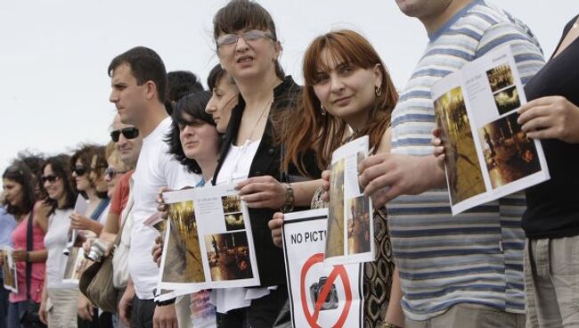 Акция протеста у здания МВД в Тбилиси в знак поддержки с задержанными по обвинению в шпионаже фоторепортерами