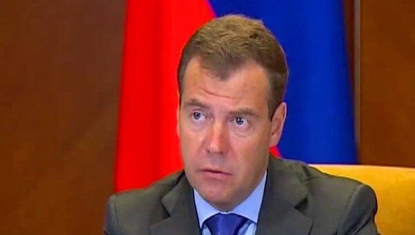 Медведев разрешил многодетным семьям продавать предоставленную им землю