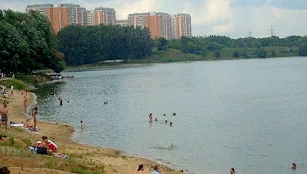 Жители юга Москвы спасаются от летнего зноя на Борисовских прудах