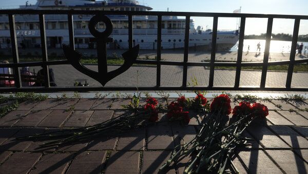 Цветы в порту Казани в память о погибших на теплоходе Булгария