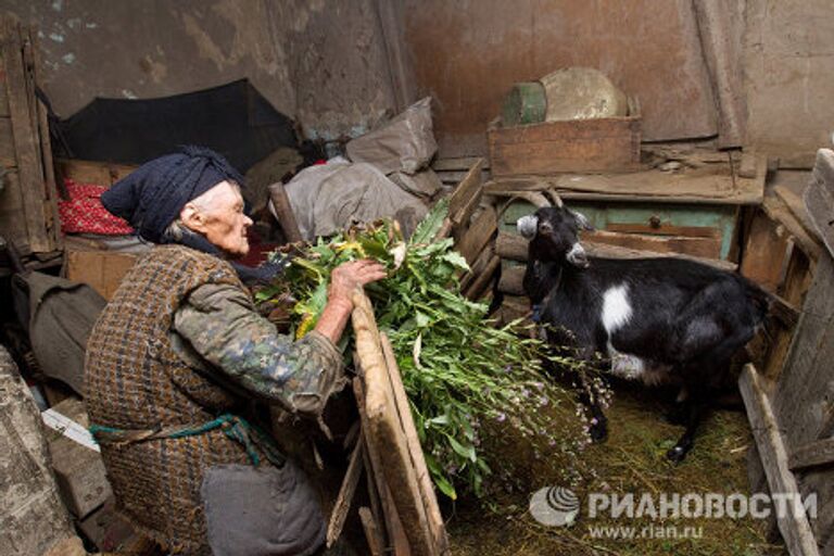 83-летняя слепоглухонемая жительница воронежского села Большая Дмитровка самостоятельно ведет домашнее хозяйство