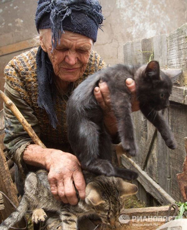 83-летняя слепоглухонемая жительница воронежского села Большая Дмитровка самостоятельно ведет домашнее хозяйство