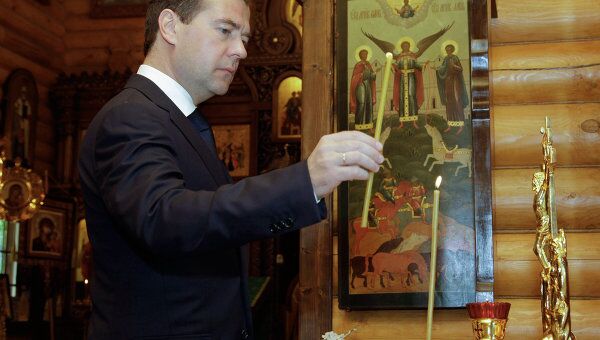 Д.Медведев ставит свечу за упокой душ погибших в результате крушения теплохода Булгария