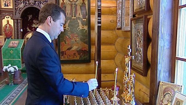 Медведев поставил в храме свечу за упокой душ погибших на Булгарии