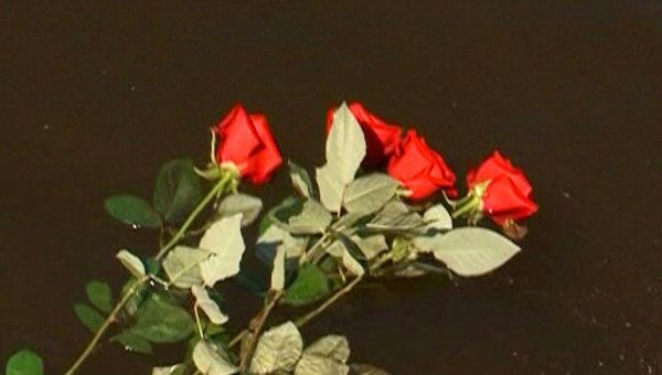 Жители Казани бросали в воду цветы в память о погибших на Булгарии