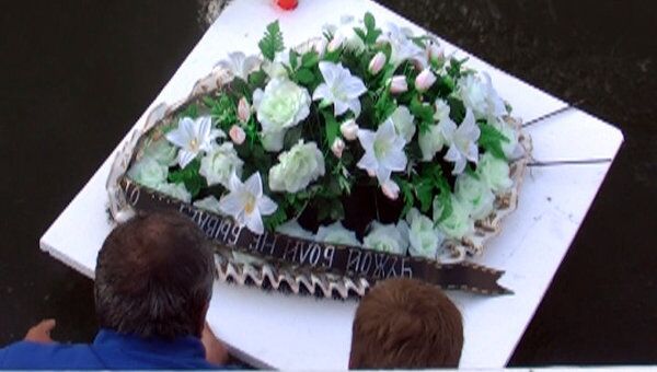 Уфимцы спустили на воду венки в память о погибших на Булгарии