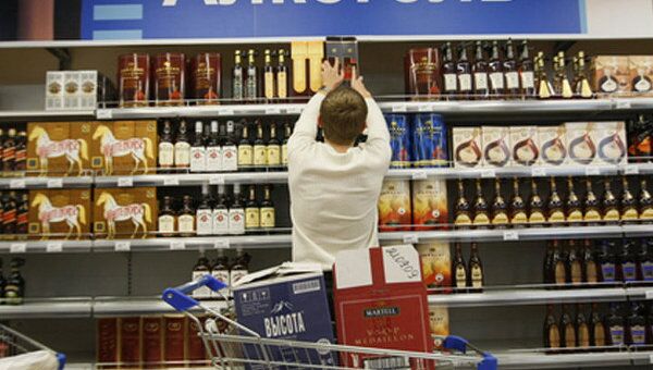 Сенаторы одобрили законопроект об уголовной ответственности за продажу алкоголя детям