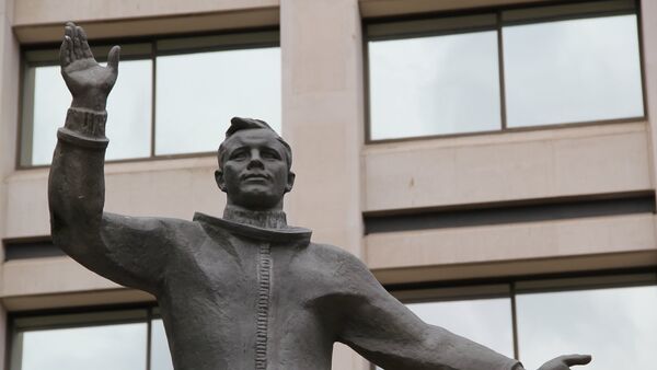 Памятник Юрию Гагарину в Лондоне у здания штаб-квартиры Британского Совета