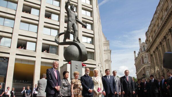 Открытие памятника Юрию Гагарину в Лондоне. Архив