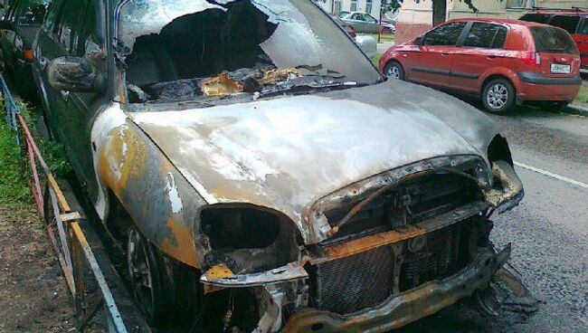 Сгоревший автомобиль Hyundai Santa Fe обозревателя газеты Коммерсант Ирины Граник
