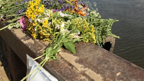 Цветы, принесенные жителями поселка Затон