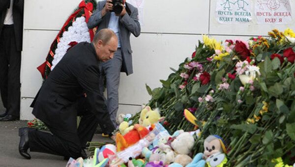 Путин принес цветы к стихийному мемориалу жертвам Булгарии в Казани