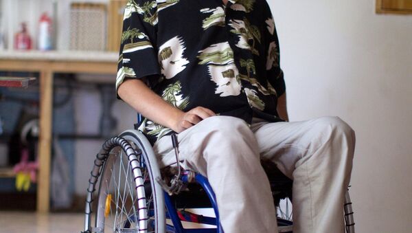 Инвалид из Воронежа Дмитрий Бибиков сконструировал подьемник, позволяющий ему спускаться на улицу с пятого этажа своего дома