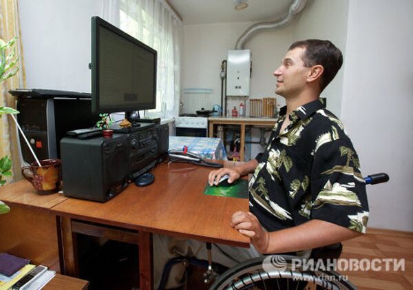 Инвалид из Воронежа Дмитрий Бибиков сконструировал подьемник, позволяющий ему спускаться на улицу с пятого этажа своего дома