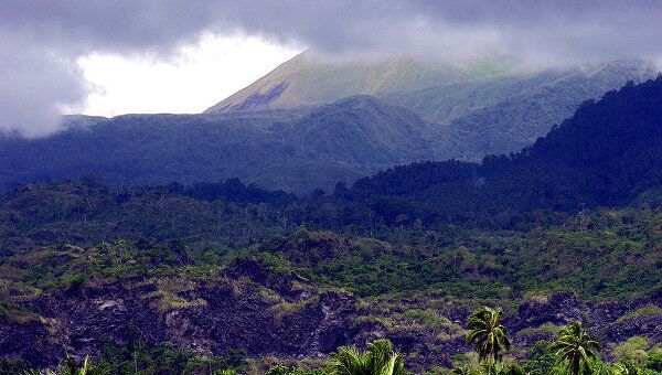 Вулкан Локон в Индонезии 