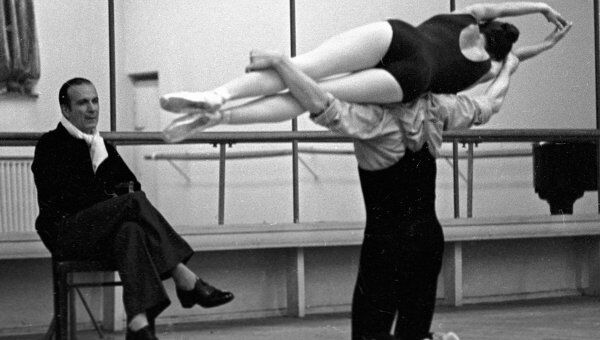 Французский балетмейстер Ролан Пети (на заднем плане) проводит репетицию балета. 1978 год.