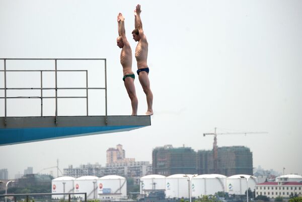 Спортсмены по прыжкам в воду тренируются