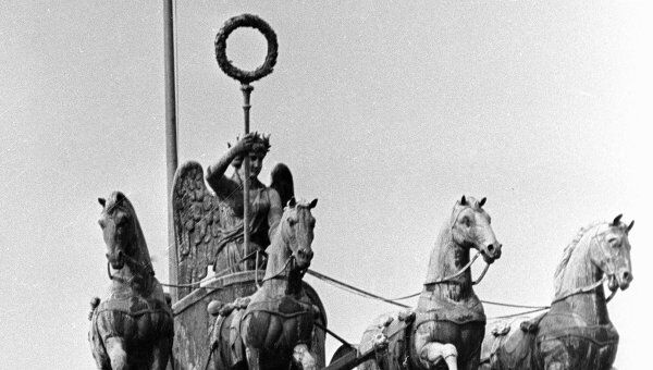 Скульптура на Бранденбургских воротах. Архив