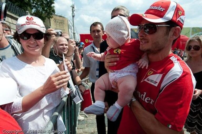 Пилот F1 Джанкарло Физикелла раздает автографы на Васильевск