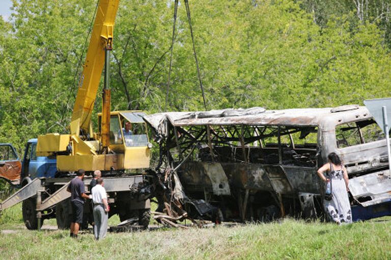 Последствия столкновения пассажирского автобуса с КАМАЗом в Новосибирской области