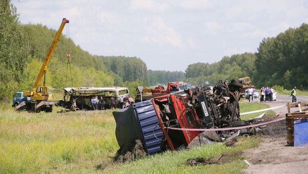 Последствия столкновения пассажирского автобуса с КАМАЗом в Новосибирской области