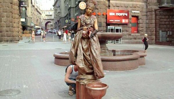 Скульптуры в гротескных костюмах оживают на Крещатике в Киеве
