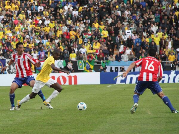 Игровой момент матча Бразилия - Парагвай