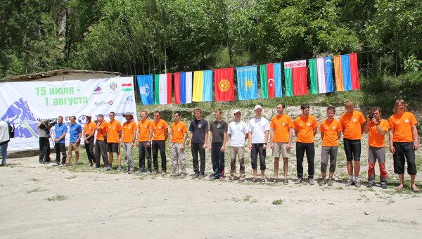Участники чемпионатов СНГ и РФ по альпинизму, север Таджикистана, поселок Замин-Карор