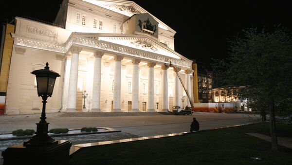 Большой театр накануне Дня Победы с отреставрированным фасадом