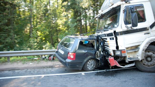 грузовик и Volkswagen столкнулись на въезде в Петербург