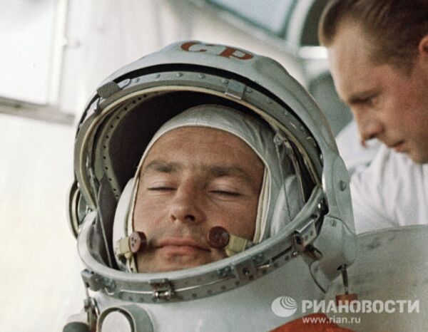 Летчик-космонавт Герман Титов перед стартом
