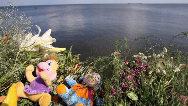 Цветы, игрушки, принесенные на пристань в поселке Затон имени Куйбышева местными жителями в память о погибших на теплоходе Булгария
