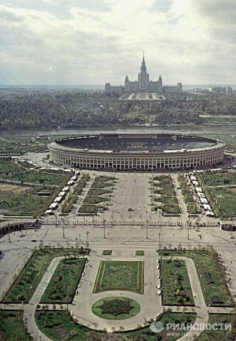 Стадион Лужники и здание МГУ в Москве