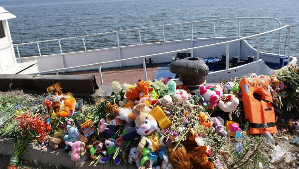 Цветы и игрушки, принесенные местными жителями в память о погибших на Булгарии.